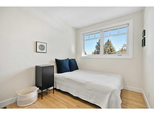 160 Sackville Drive Sw, Calgary, AB - Indoor Photo Showing Bedroom