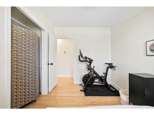 160 Sackville Drive Sw, Calgary, AB - Indoor Photo Showing Gym Room