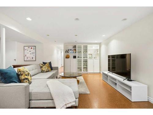 160 Sackville Drive Sw, Calgary, AB - Indoor Photo Showing Living Room