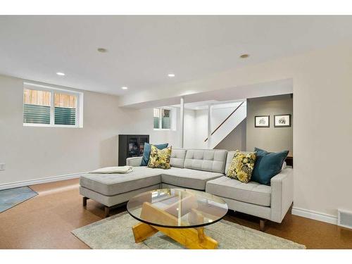 160 Sackville Drive Sw, Calgary, AB - Indoor Photo Showing Living Room