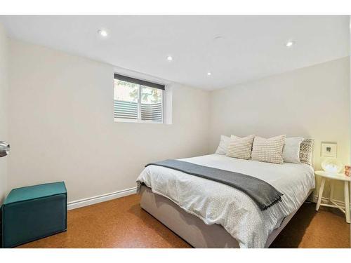 160 Sackville Drive Sw, Calgary, AB - Indoor Photo Showing Bedroom