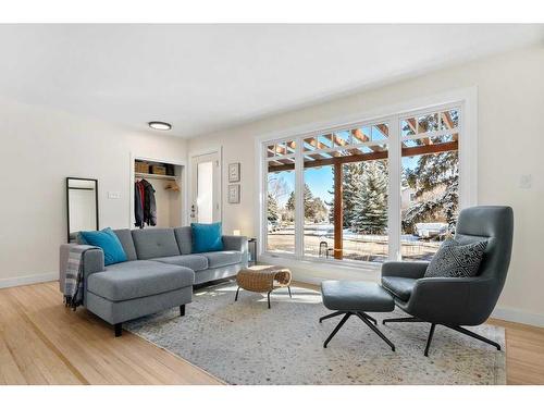 160 Sackville Drive Sw, Calgary, AB - Indoor Photo Showing Living Room