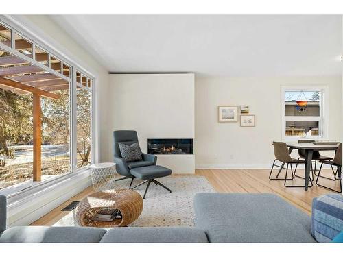 160 Sackville Drive Sw, Calgary, AB - Indoor Photo Showing Living Room