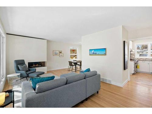 160 Sackville Drive Sw, Calgary, AB - Indoor Photo Showing Living Room