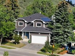 88 Hawkwood Hill NW  Calgary, AB T3G 3C6