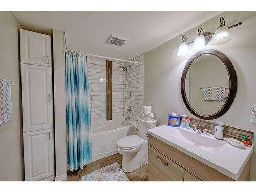 602 Kincora Bay Nw, Calgary, AB - Indoor Photo Showing Bathroom