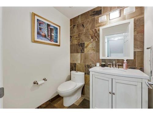 51 Patterson Hill Sw, Calgary, AB - Indoor Photo Showing Bathroom