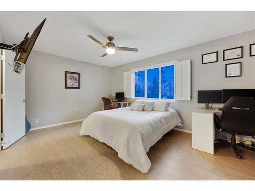 51 Patterson Hill Sw, Calgary, AB - Indoor Photo Showing Bedroom