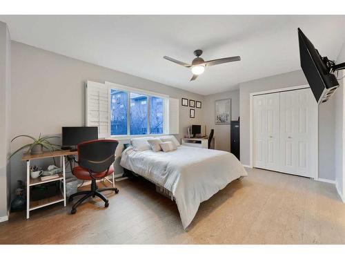 51 Patterson Hill Sw, Calgary, AB - Indoor Photo Showing Bedroom