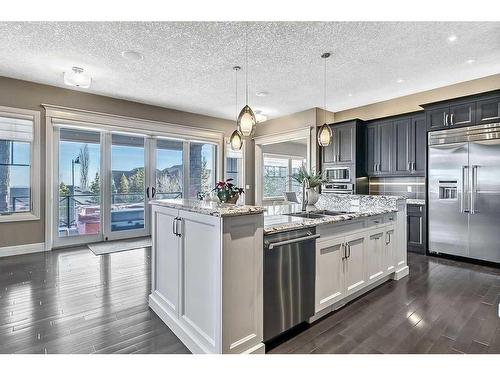 29 Elveden Point Sw, Calgary, AB - Indoor Photo Showing Kitchen With Upgraded Kitchen