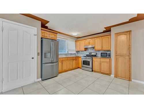 179 Pensville Road Se, Calgary, AB - Indoor Photo Showing Kitchen