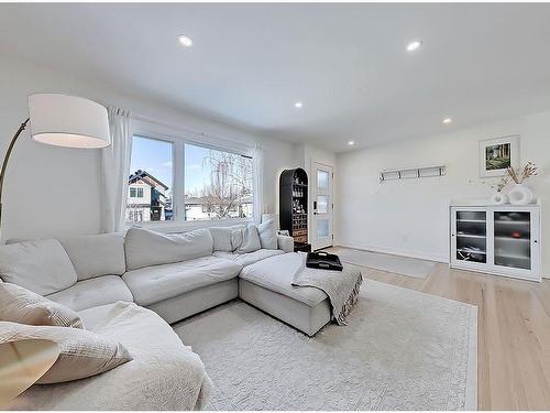 2119 22 Avenue Sw, Calgary, AB - Indoor Photo Showing Living Room