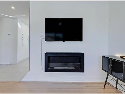 2119 22 Avenue Sw, Calgary, AB - Indoor Photo Showing Living Room