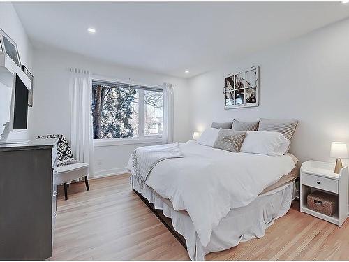 2119 22 Avenue Sw, Calgary, AB - Indoor Photo Showing Bedroom