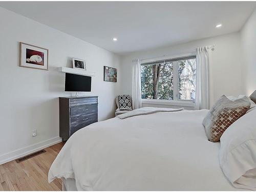 2119 22 Avenue Sw, Calgary, AB - Indoor Photo Showing Bedroom