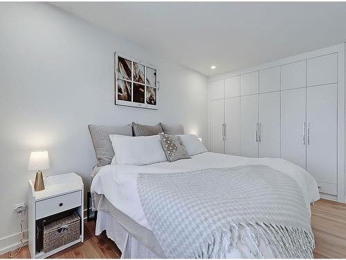 2119 22 Avenue Sw, Calgary, AB - Indoor Photo Showing Bedroom