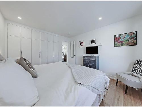 2119 22 Avenue Sw, Calgary, AB - Indoor Photo Showing Bedroom