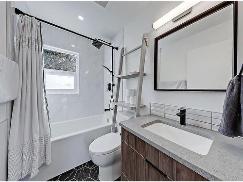 2119 22 Avenue Sw, Calgary, AB - Indoor Photo Showing Bathroom