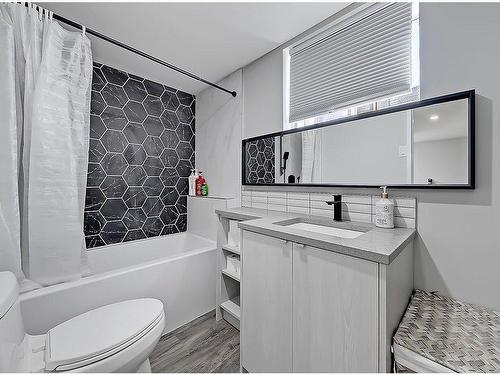 2119 22 Avenue Sw, Calgary, AB - Indoor Photo Showing Bathroom