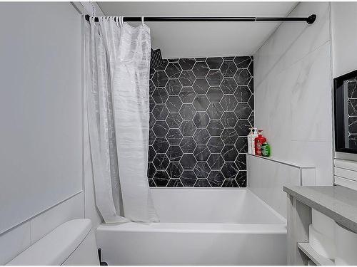 2119 22 Avenue Sw, Calgary, AB - Indoor Photo Showing Bathroom