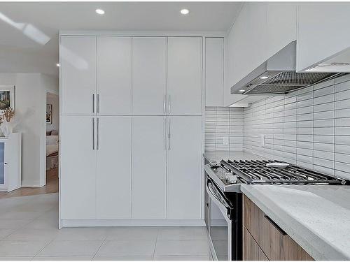 2119 22 Avenue Sw, Calgary, AB - Indoor Photo Showing Kitchen