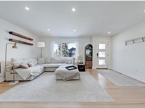 2119 22 Avenue Sw, Calgary, AB - Indoor Photo Showing Living Room