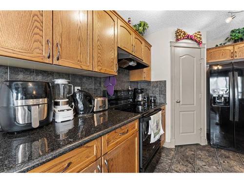 233 Bridlemeadows Common Sw, Calgary, AB - Indoor Photo Showing Kitchen