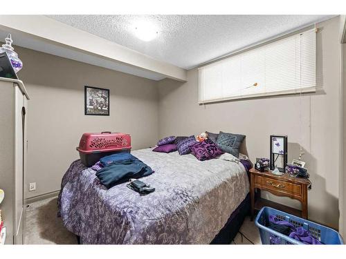 233 Bridlemeadows Common Sw, Calgary, AB - Indoor Photo Showing Bedroom