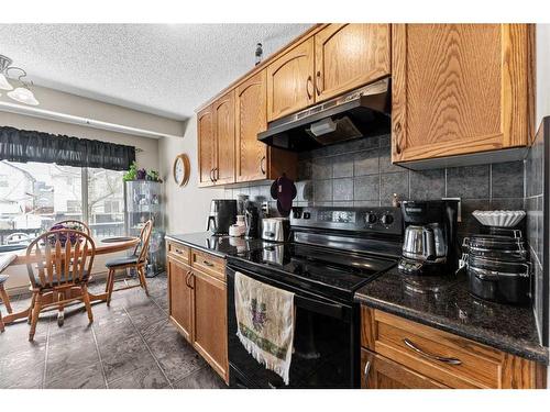 233 Bridlemeadows Common Sw, Calgary, AB - Indoor Photo Showing Kitchen