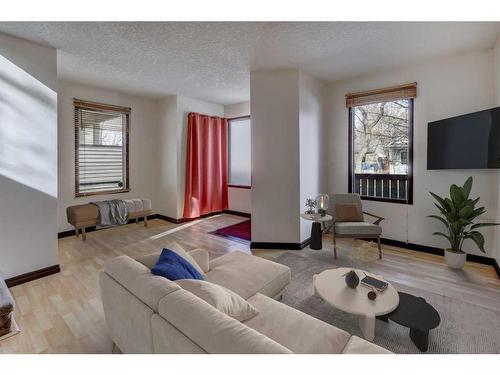 913 17 Avenue Nw, Calgary, AB - Indoor Photo Showing Living Room