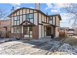 37 Edgewood Drive NW Calgary, AB T3A 2T3