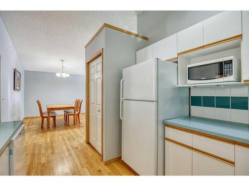 28 Harvest Oak Circle Ne, Calgary, AB - Indoor Photo Showing Kitchen