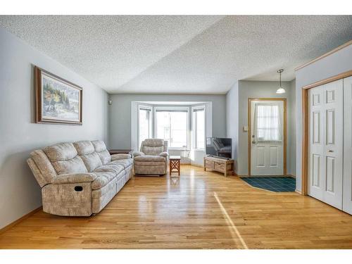 28 Harvest Oak Circle Ne, Calgary, AB - Indoor Photo Showing Living Room