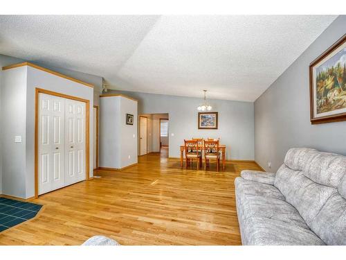 28 Harvest Oak Circle Ne, Calgary, AB - Indoor Photo Showing Living Room