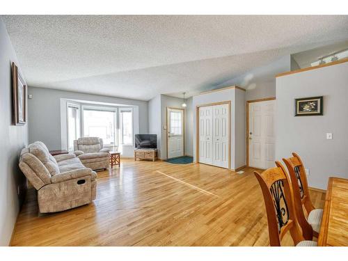 28 Harvest Oak Circle Ne, Calgary, AB - Indoor Photo Showing Living Room