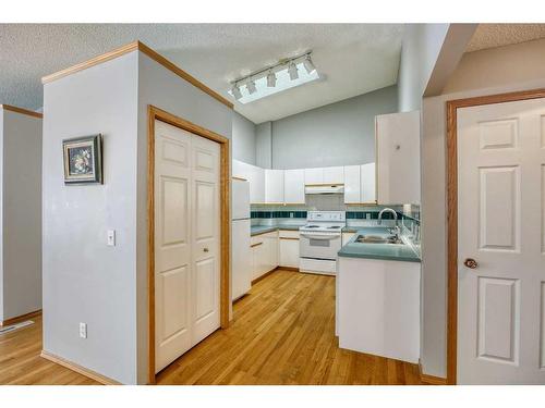 28 Harvest Oak Circle Ne, Calgary, AB - Indoor Photo Showing Kitchen