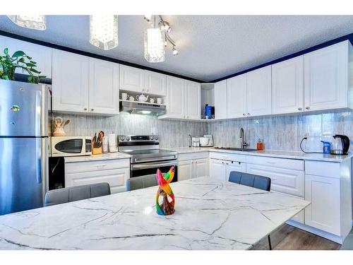 8 Berkley Close Nw, Calgary, AB - Indoor Photo Showing Kitchen