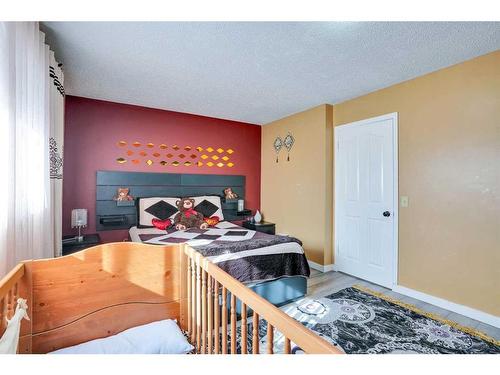 8 Berkley Close Nw, Calgary, AB - Indoor Photo Showing Bedroom