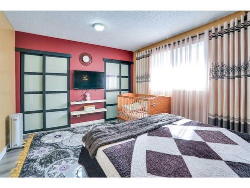 8 Berkley Close Nw, Calgary, AB - Indoor Photo Showing Bedroom