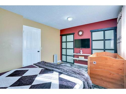 8 Berkley Close Nw, Calgary, AB - Indoor Photo Showing Bedroom