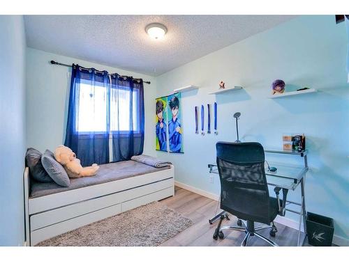 8 Berkley Close Nw, Calgary, AB - Indoor Photo Showing Bedroom