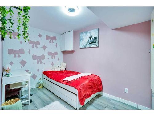 8 Berkley Close Nw, Calgary, AB - Indoor Photo Showing Bedroom