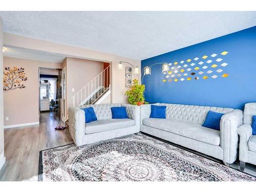 8 Berkley Close Nw, Calgary, AB - Indoor Photo Showing Living Room