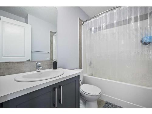 35 Masters Manor Se, Calgary, AB - Indoor Photo Showing Bathroom