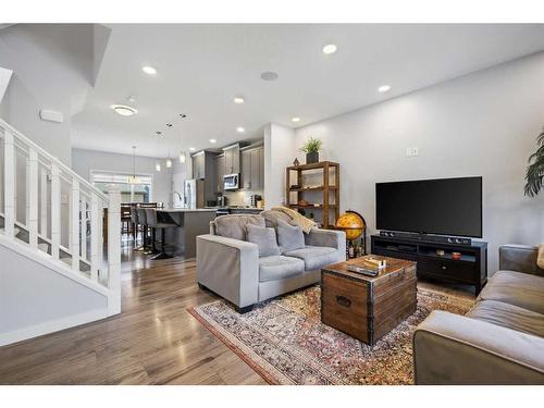 35 Masters Manor Se, Calgary, AB - Indoor Photo Showing Living Room