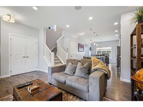 35 Masters Manor Se, Calgary, AB - Indoor Photo Showing Living Room