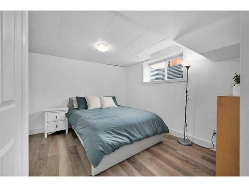 409 Ranchview Court Nw, Calgary, AB - Indoor Photo Showing Bedroom