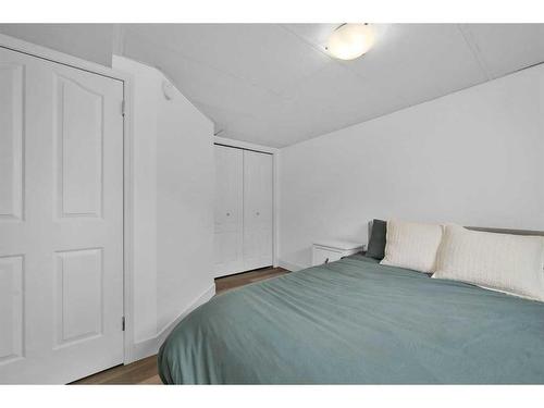 409 Ranchview Court Nw, Calgary, AB - Indoor Photo Showing Bedroom