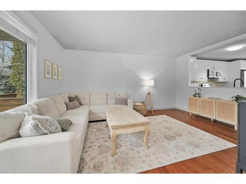 409 Ranchview Court Nw, Calgary, AB - Indoor Photo Showing Living Room