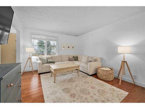 409 Ranchview Court Nw, Calgary, AB - Indoor Photo Showing Living Room